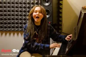 Поёт в полный голос, не снимая правой руки с клавиш – МК. Расщепление голоса, ложные связки, февраль 2023