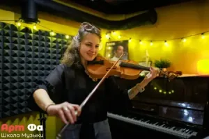 Скрипачка со смычком на отлёте улыбается прямо в камеру у пианино – Вечер скрипки, март 2026